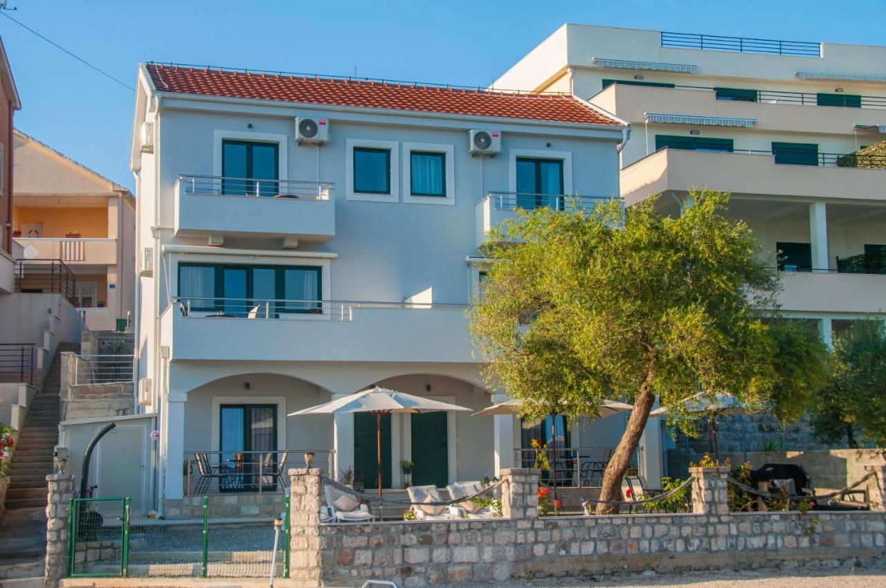 Beach Apartments 티바트 외부 사진